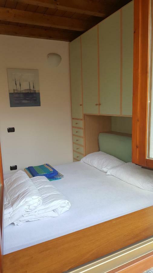 A due passi dalla spiaggia Colico Esterno foto